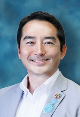 【つくば市】五十嵐市長(青い羽根・SDGs、背景青)